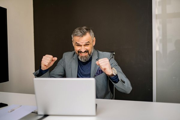 Comment les PME peuvent-elles légalement gérer les implications du droit du travail dans les fusions et acquisitions ?
